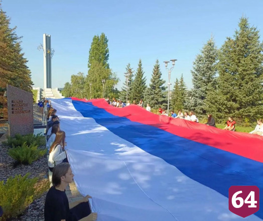 В парке Победы развернули триколор и почтили память защитников Отечества