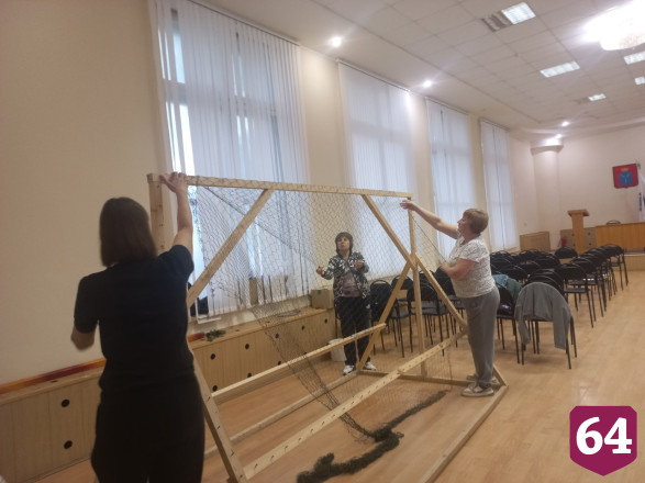 Саратовские женщины развернули маскировочные сети в День России